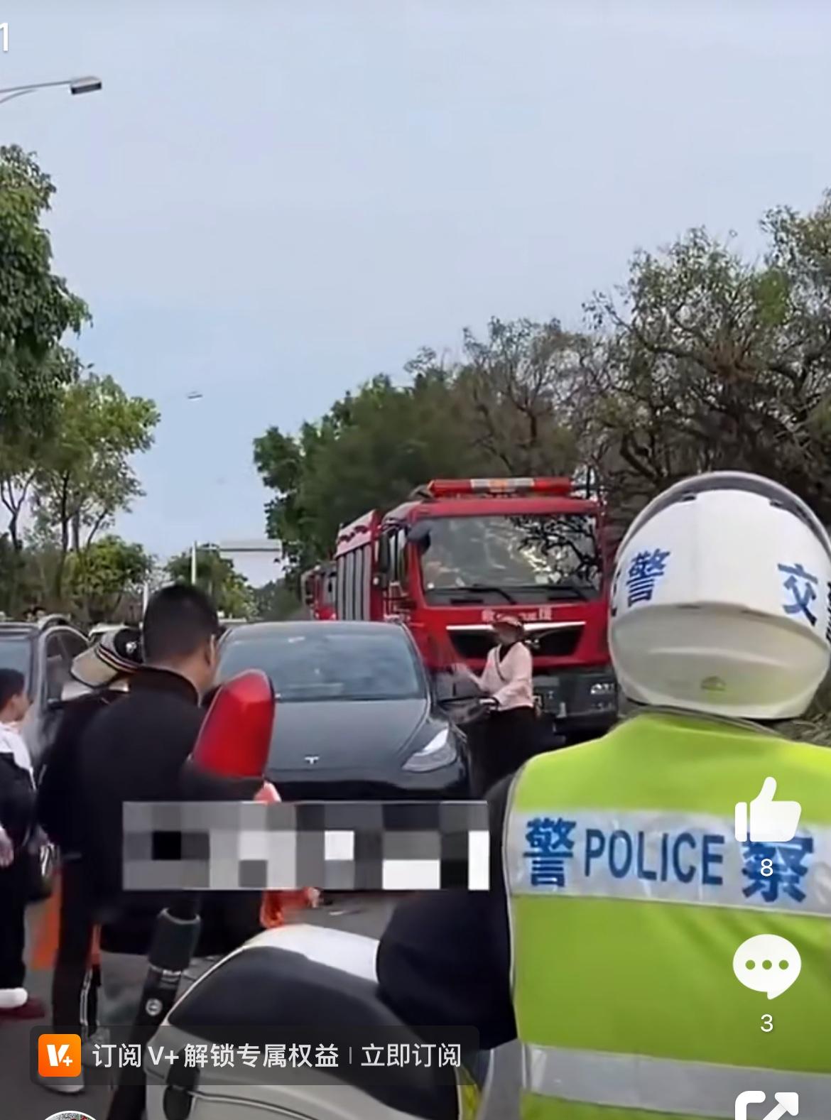 特斯拉违停占道，阻碍后面消防车，旁边就是交警，就这样放着小仙女大摇大摆的走了，不