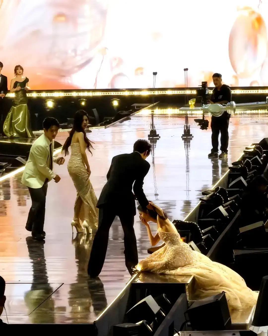 孟子义昨晚星光大赏又摔了，长裙一绊，啪叽单膝跪地。她拍拍手就爬起来，冲镜头咧嘴