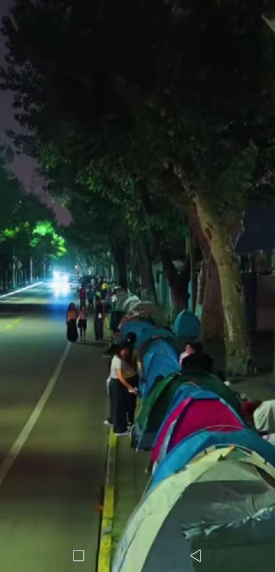 武汉的大酒店怕是要偷偷“抹眼泪”了！昨天在武汉逛，街头、公园里全是五颜六色的帐篷