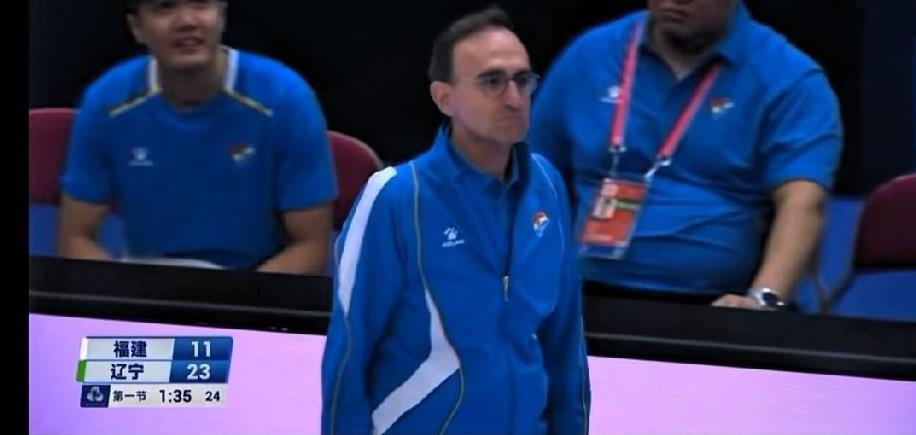 惨胜！辽宁男篮外教洛佩斯想换人，一回头看替补席，发现只有2个人不能换，辽宁U22