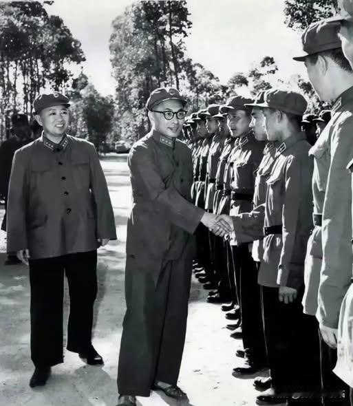 1965年福建漳州林间道路旁，叶飞将军戴着眼镜、身着笔挺的军装，正向前伸出手，与
