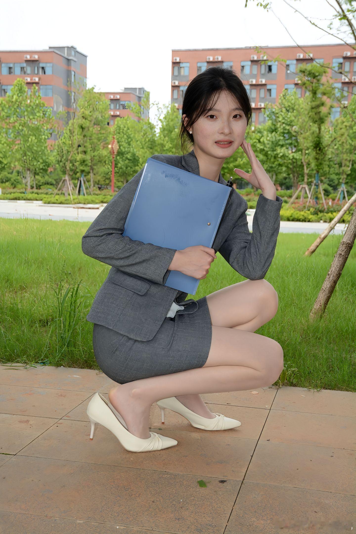 顶级街拍放飞自我的秘书美女绘梦长廊