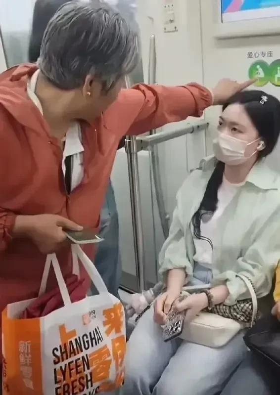不让座也不违法。地铁车厢内，一位年长的女士注意到一位年轻女子占据着优先座位。她客