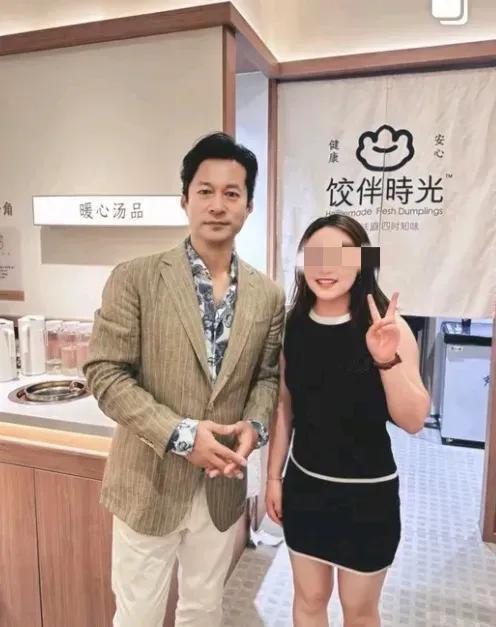理解不了这些明星的经商思路。明明一场直播带货，挣的钱可能比这个饺子馆儿开一年挣
