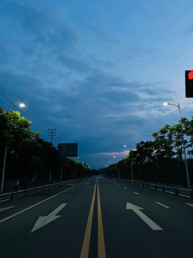 一位社会观察家说：穷人倒在房贷里，白领倒在股市里，中产倒在理财里，富人倒在信托里