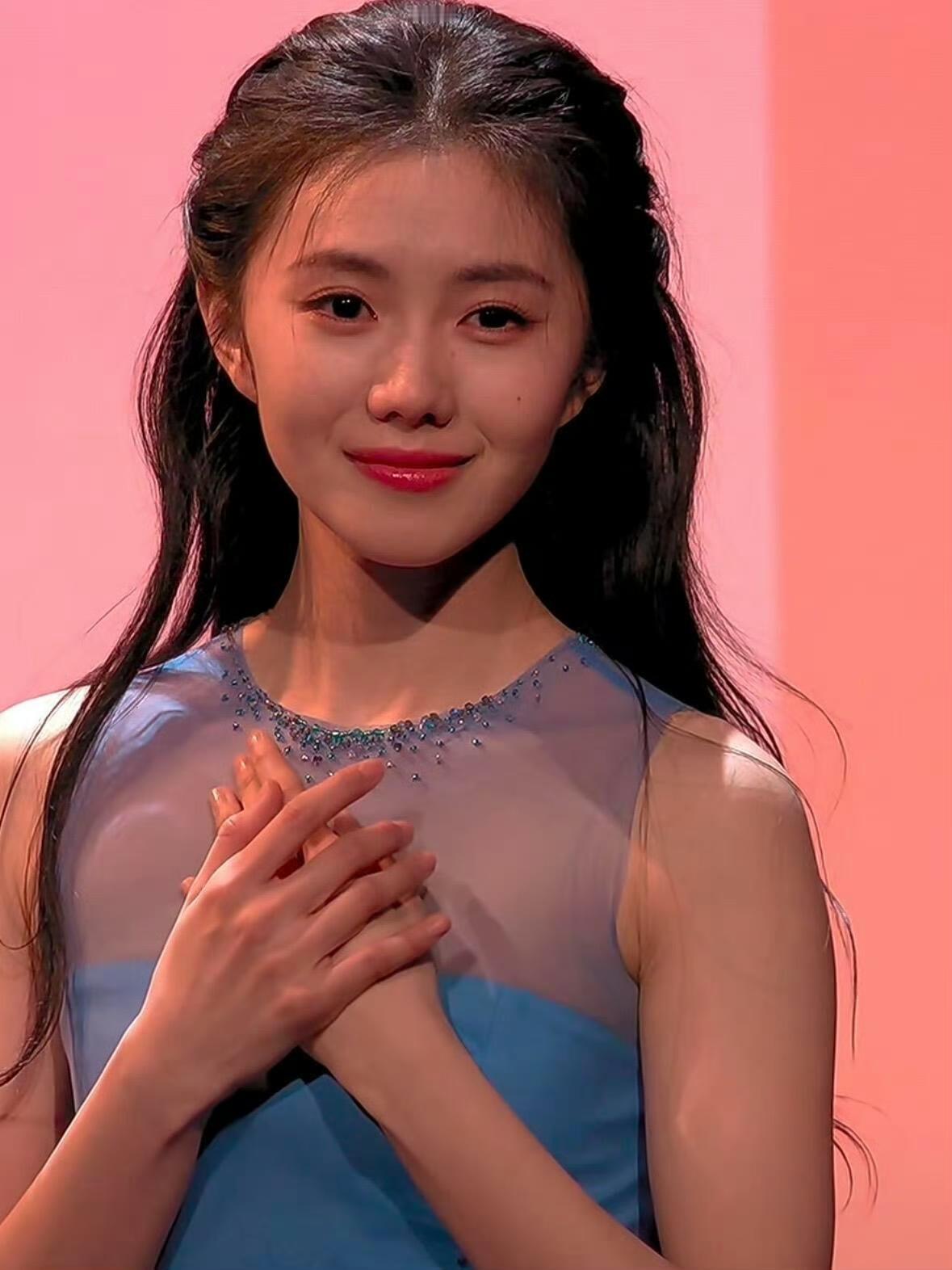 春晚刘浩存的独舞，展现了小刘扎实的舞蹈功底，纯净的眼神，让人心驰神往。正所谓，