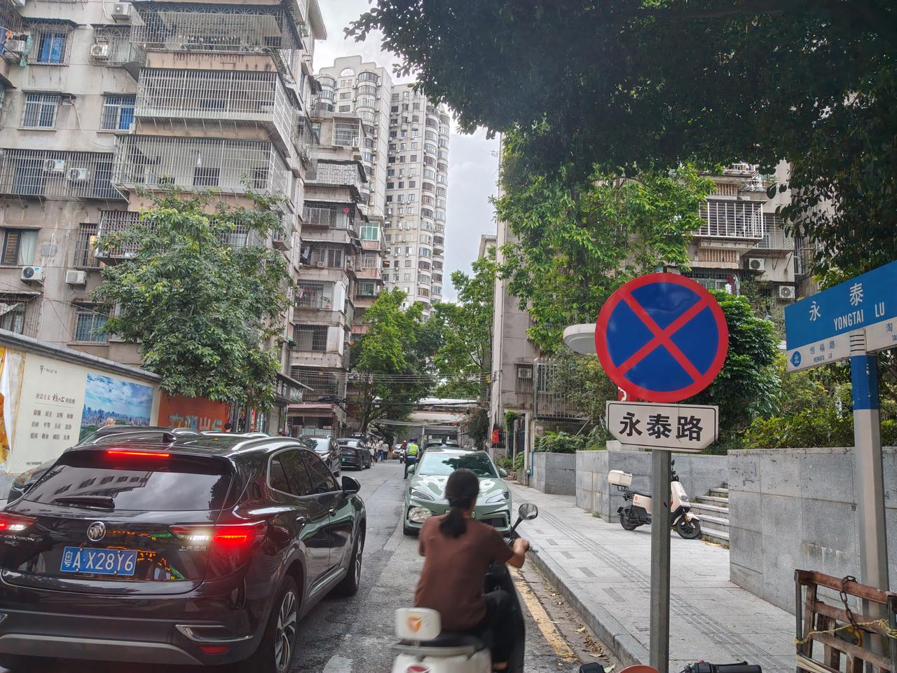 给广州交警的几点建议。昨天下午，下班回家的路上，经过永泰路，看见两名警察在给