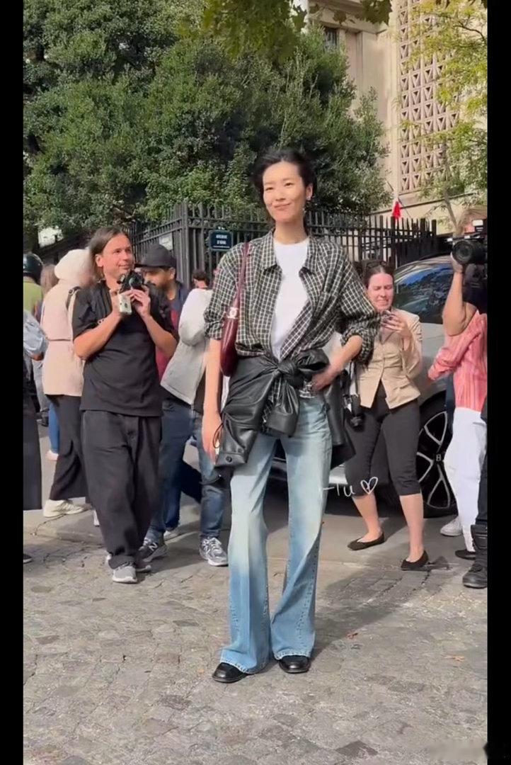 刘雯巴黎下班私服反差大刘雯T台之上，高定加身，刘雯冷艳耀眼，掌控全场节奏。结束工