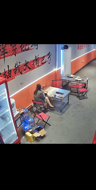 你说你激动个啥啊？把坐在旁边的美女都看懵了？