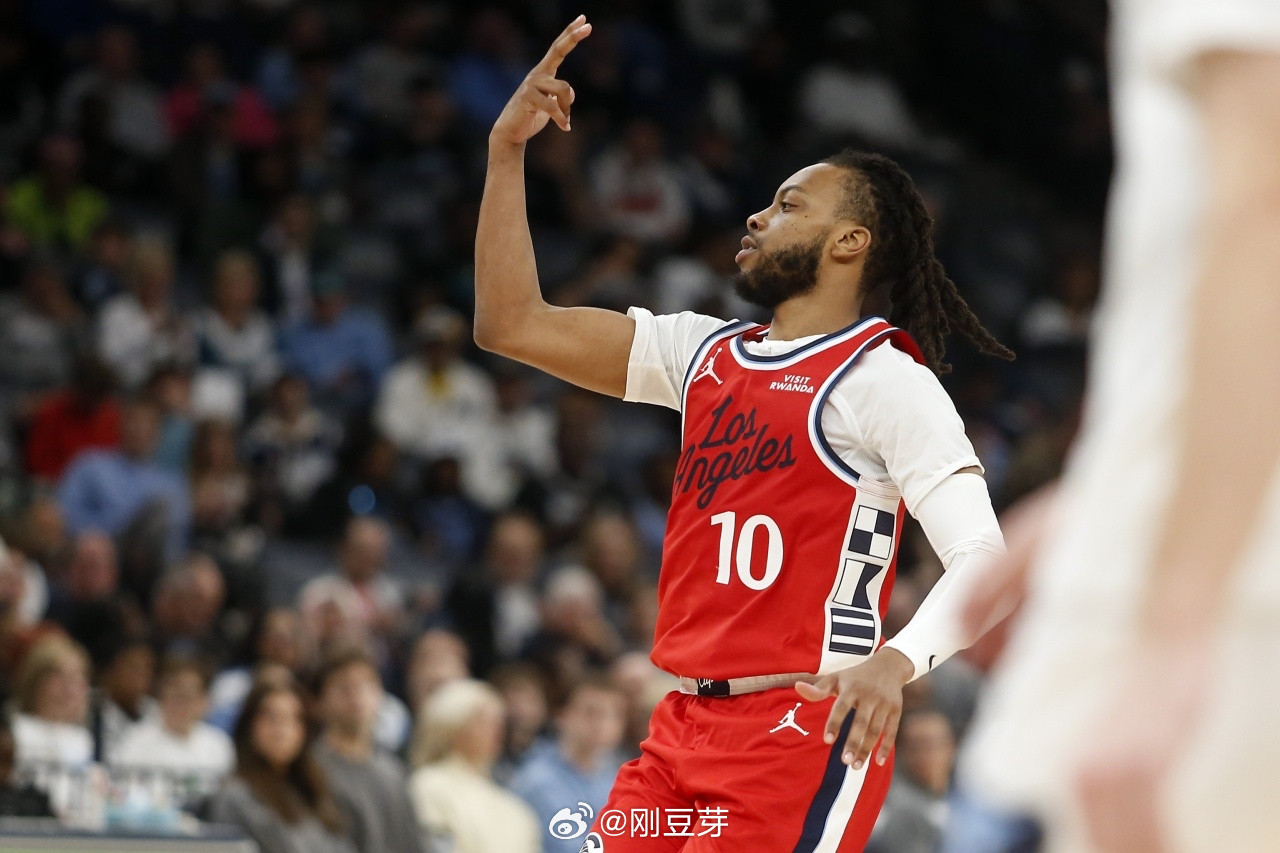 快船今年确实挺有意思！开季的时候是联盟最老的球队之一，回合数少，阵地战多，节奏慢