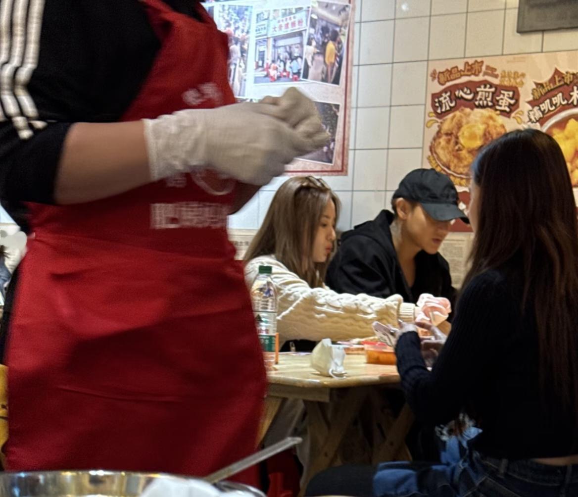 黄子韬和老婆徐艺洋现身杭州一家餐馆吃螺蛳粉，夫妻俩坐在一起，全程有说有笑，徐艺洋