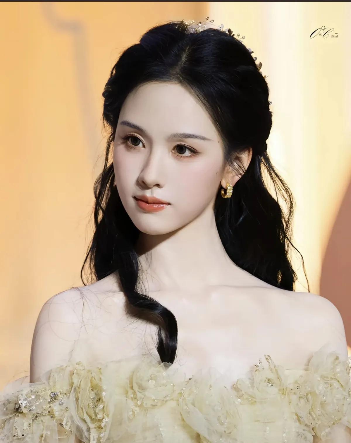 陈都灵身上的气质真的在娱乐圈找不到像的[哭哭]陈都灵真的很努力的一个人。她之前直