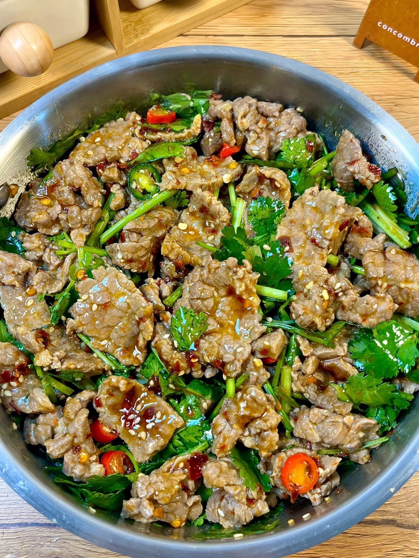 这个香菜拌牛肉真的是一绝！巨好吃！