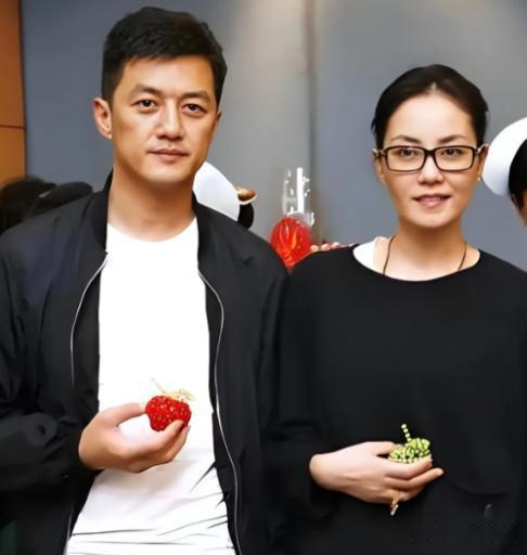 那杯红酒，停在半空，不超过三秒，对话不超过三字。全网都在猜：是王菲太冷，还是