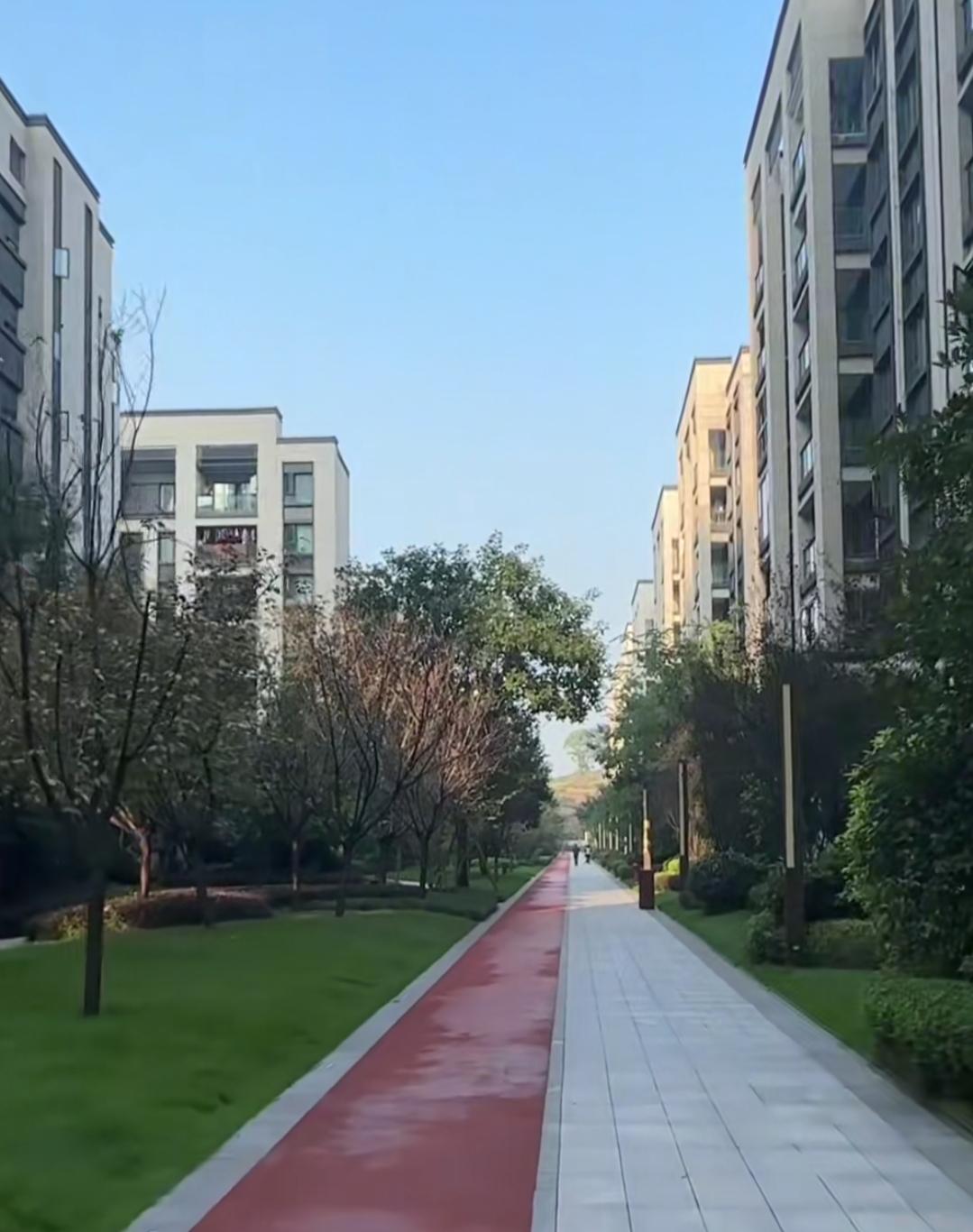 房产中介如何坑骗客户的手段和宣传。其一，现在客户买房的人较少，为了拉拢客源，把