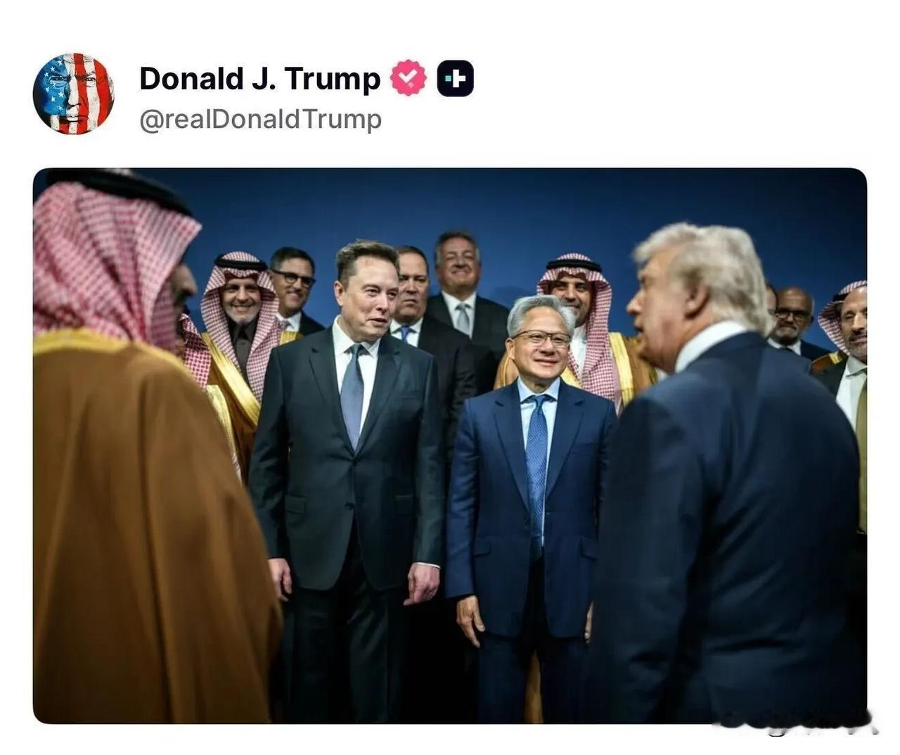 川普分享了一张马斯克在美国和沙特投资论坛的现场照片