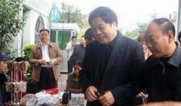 一天，赵忠祥在潘家园看中一件玉器，小贩开口要2500，身价5亿的赵忠祥杀价：10