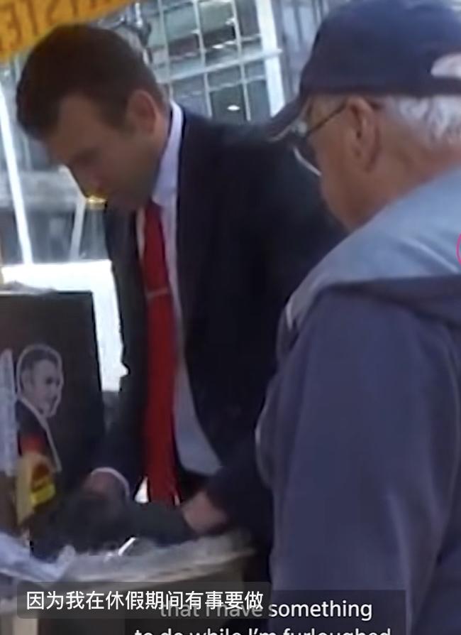 美国国税局律师穿着西装打着领带，在街头摆摊卖热狗补贴家用，由于政府关闭没有收入他