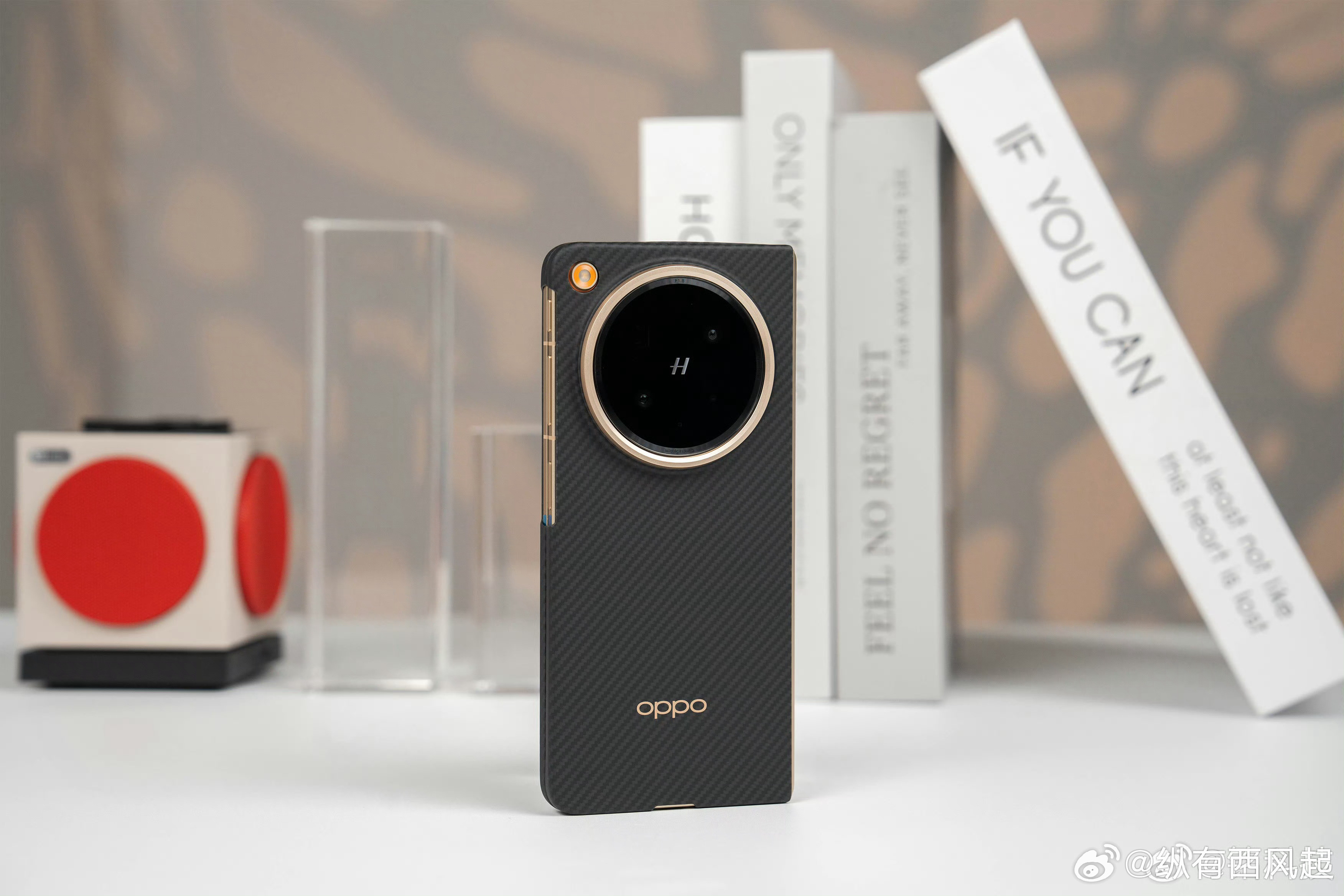 OPPOFindN6直接标配了芳纶纤维保护壳，真正不用考虑再买手机壳了，很有