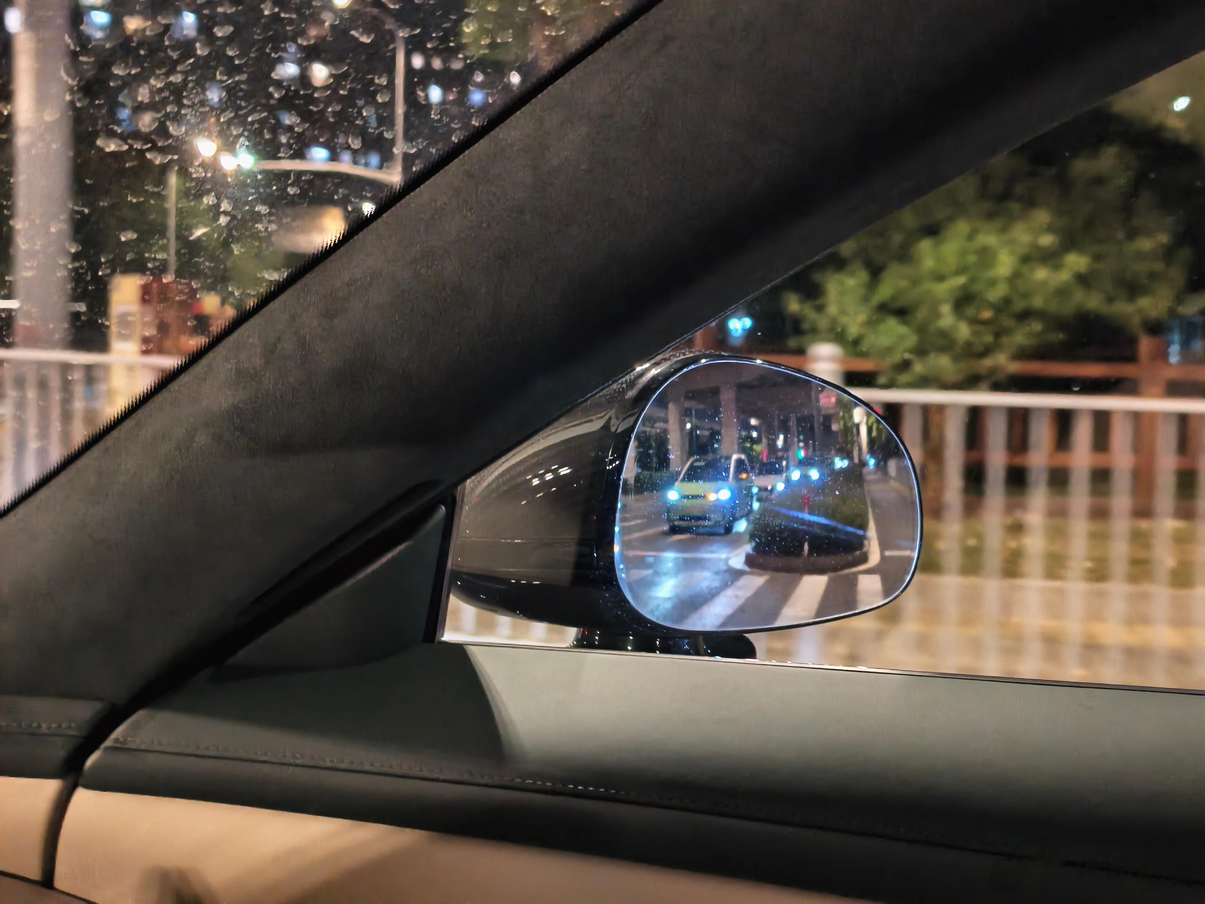 现在觉得转向灯补盲这个画面太好用了，比后视镜好用很多。感觉习惯了这个之后，上手电