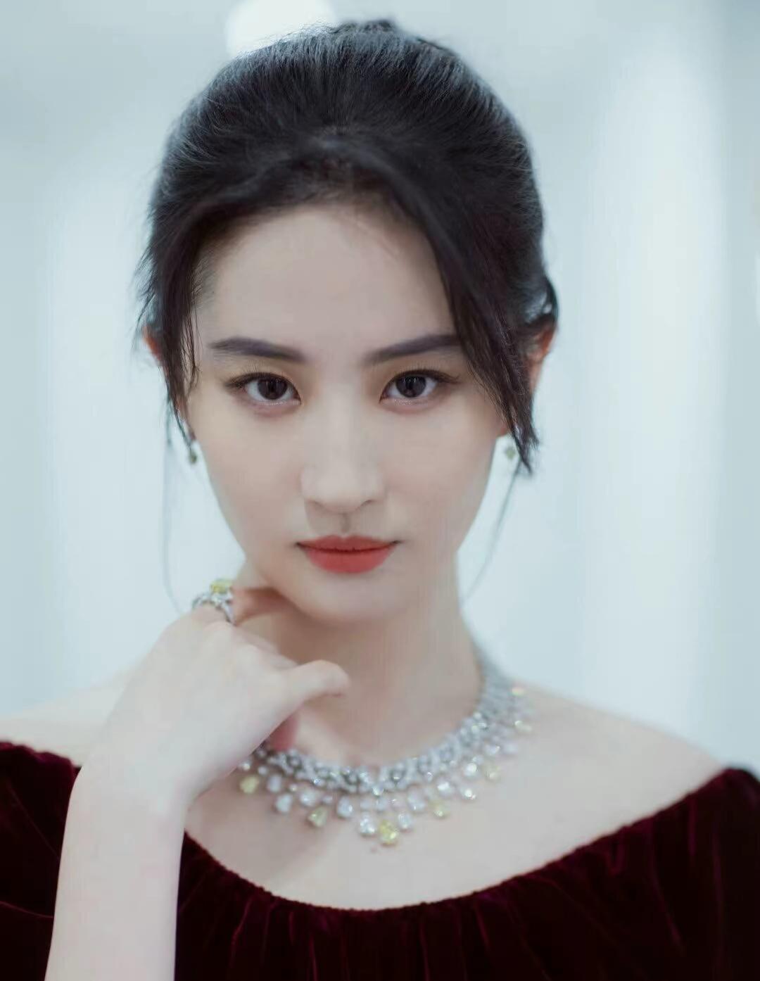 说下喜欢刘亦菲这件事，真的从来就不只是因为脸。之前朋友凑过来问我为啥追她追了这