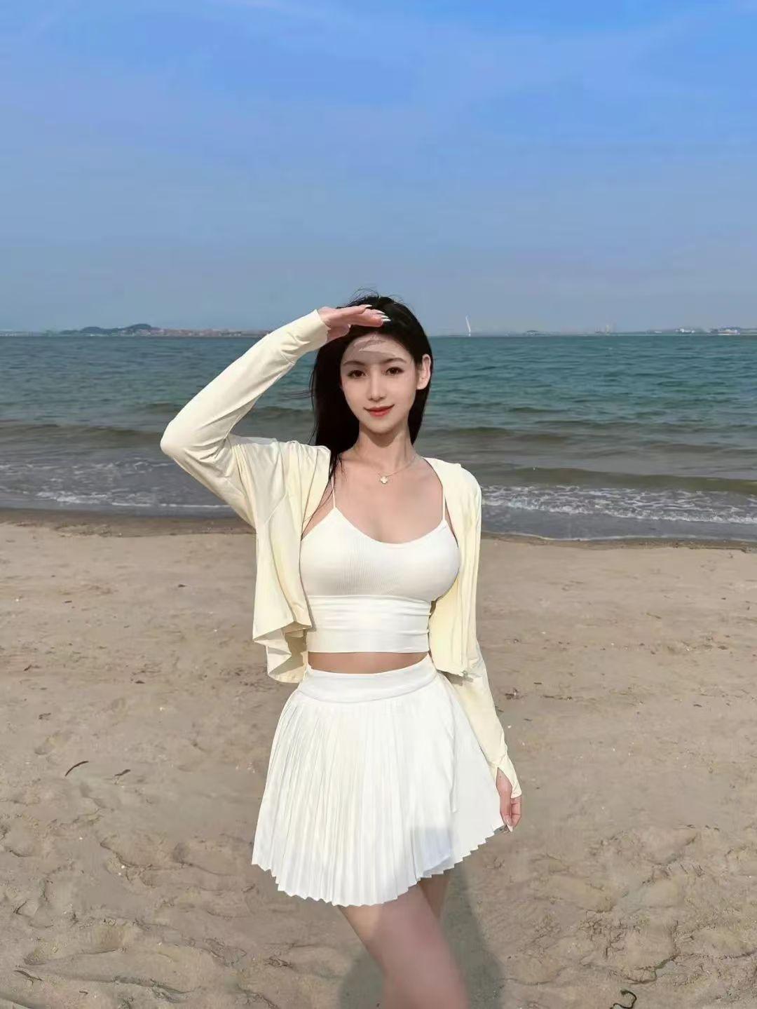 沙滩畔的清新少女海边元气少女沙滩白裙少女沙滩海浪美少女海滩活力少女沙滩