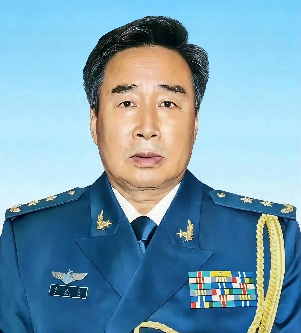 谁能想到李永金将军文武兼备，既是云端驰骋的特级飞行员，也是执笔抒怀的作家。作为空