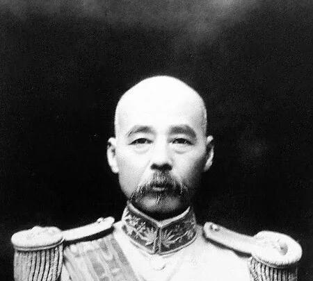 1895年，冯国璋荣归故里，在途中遇到了一位看起来像乞丐的老妇人，便问：“前面是