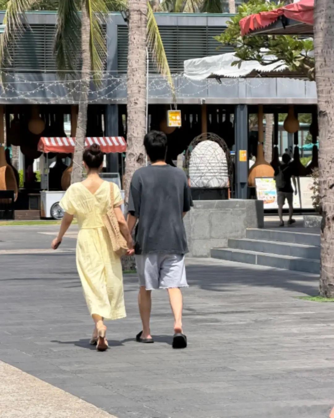赵又廷一家三口五一出游，46岁高圆圆体态真好，散步都像在走台步！