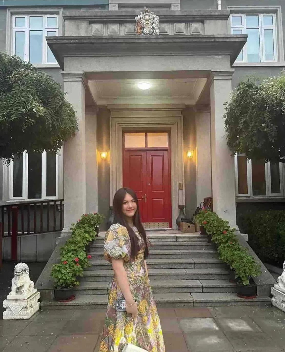 15岁王诗龄又被李湘带去伦敦吃大餐，母女俩穿得像去走红毯