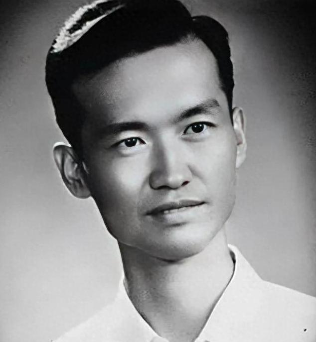 1947年，一名敌军少校被俘，连长正准备审问他。谁知，这名少校却说：“同志，你