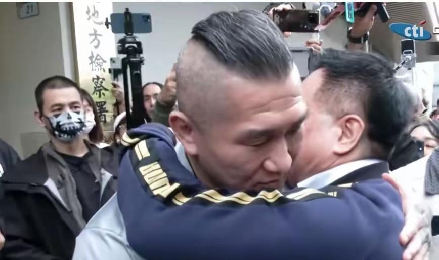 蔡正元今日入监服刑，国民党主席郑丽文和其他高层都没有前来送行，多少有点悲怆。馆长