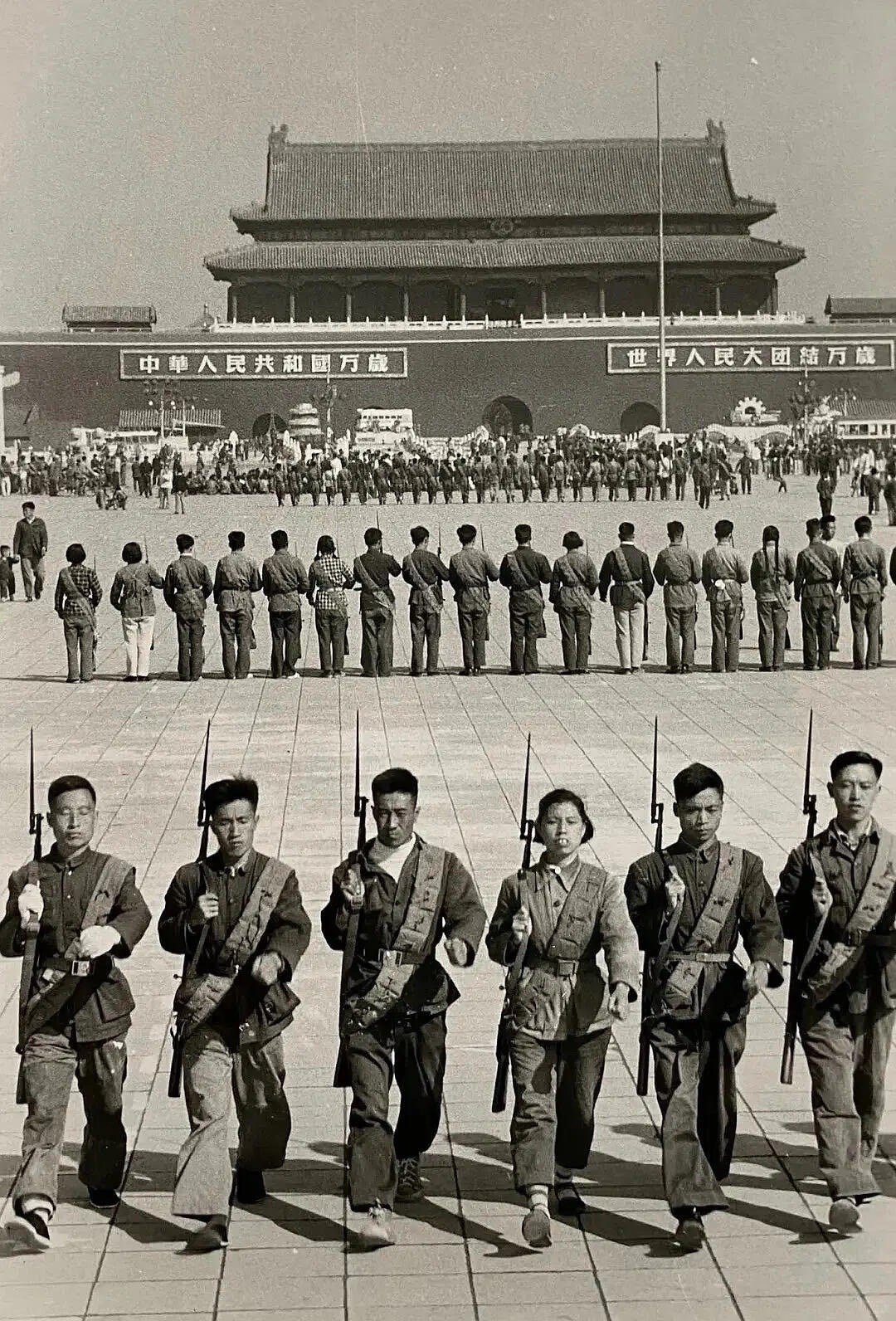 1958年北京，在天安门广场进行训练的民兵​​​