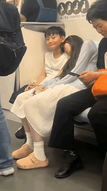 有小姐姐靠着睡，小伙子脸上止不住的笑容[大笑]