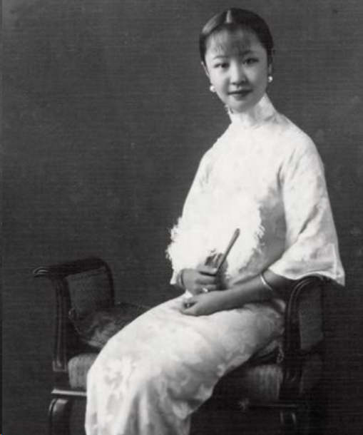 1955年，章士钊在北京菜市场闲逛，看到一卖卷烟的妇女，他大吃一惊，连夜给毛主席