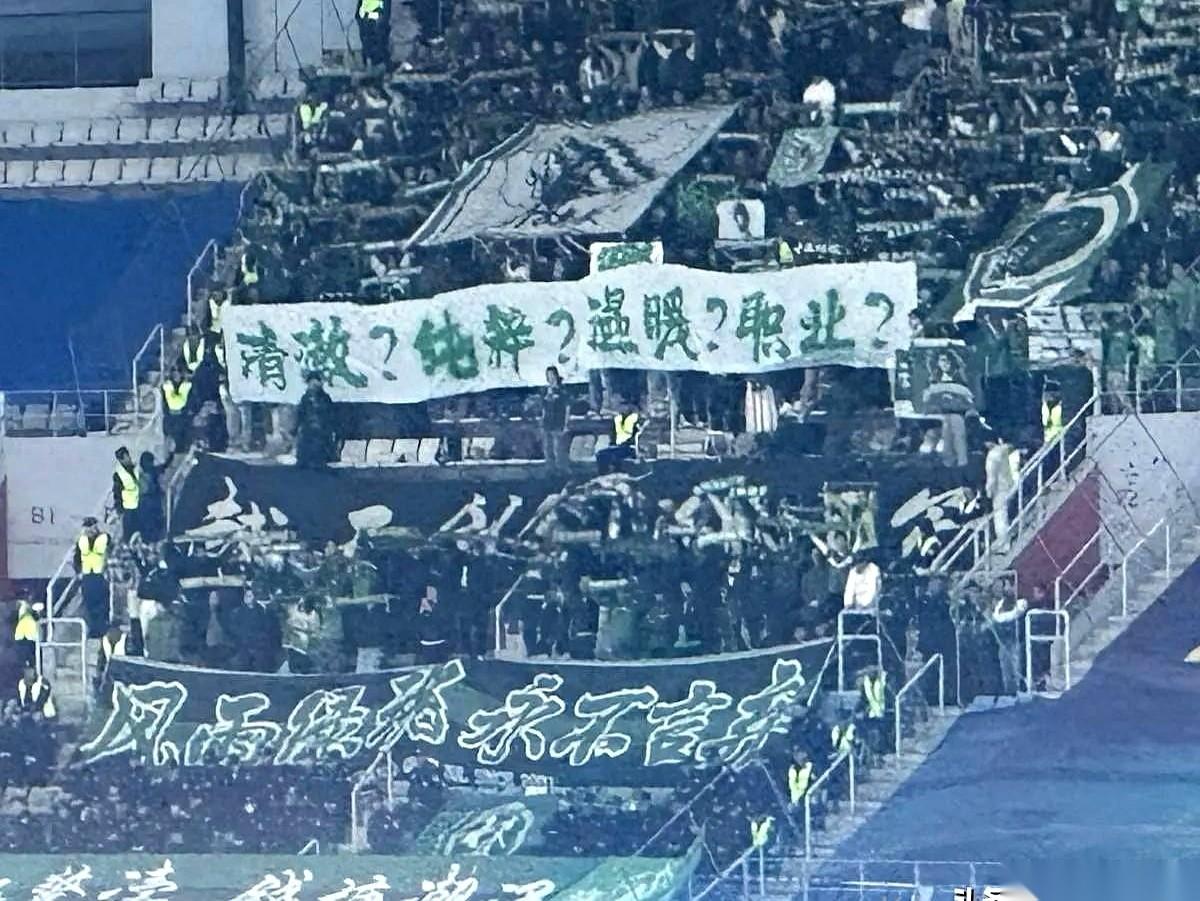 浙江队这波操作，直接把足协的脸按在了地上。自家球员李镇全，场上拽人头发，下场猛