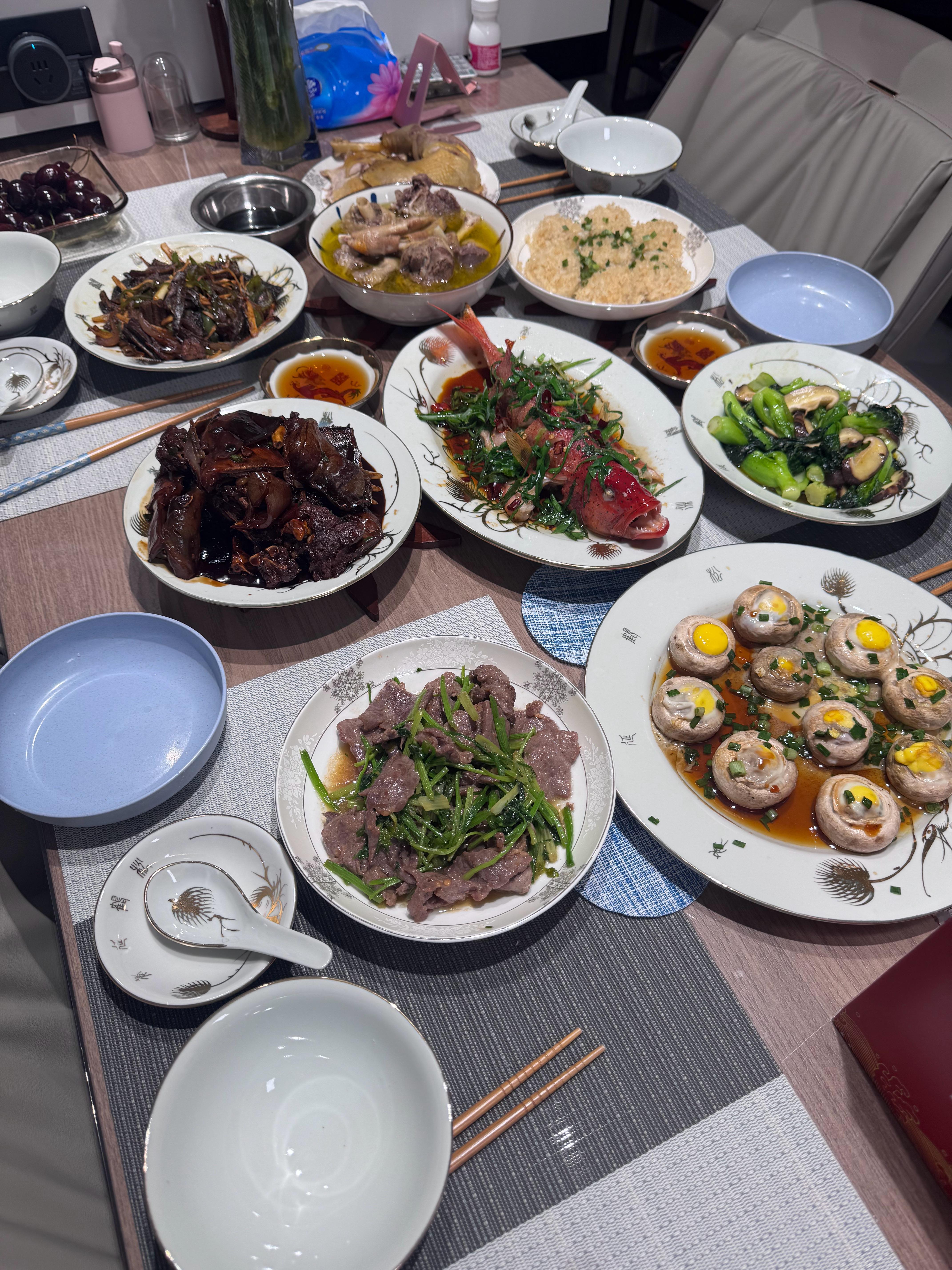 年夜饭简简单单吃一顿团圆饭，感谢老铁送来的大鱼！让我看看你们的年夜饭啊～