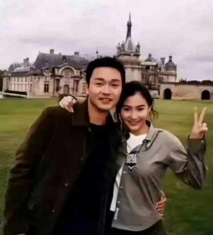 年轻时的张柏芝和张国荣，在那个没有美颜和滤镜的年代，大家都美得很真实