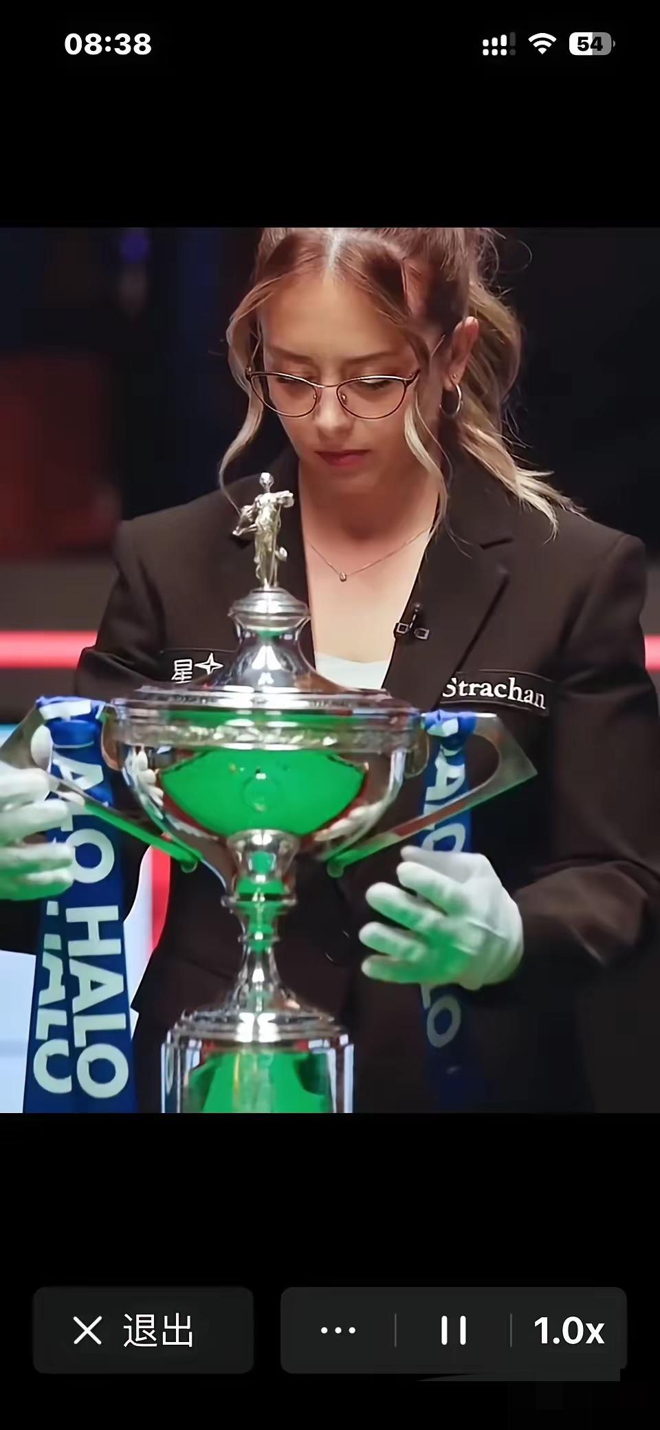 赵心童这波捧杯，真不怪大家伙全盯着女裁判看！巡回锦标赛刚打完，满屏的关注点硬