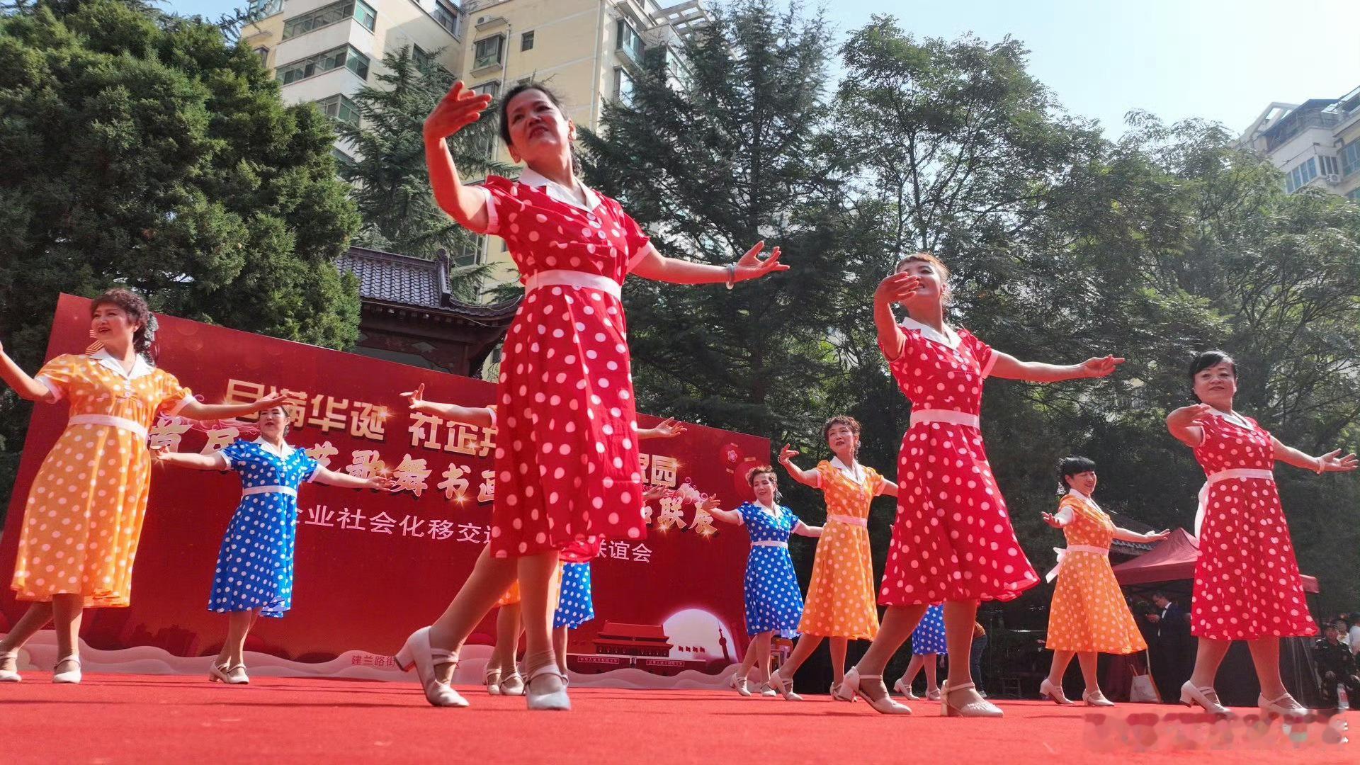 兰州吴家园西街社区庆双节【便民市集暖民心】曦华源小区双节联谊活动现场两侧，睦邻便