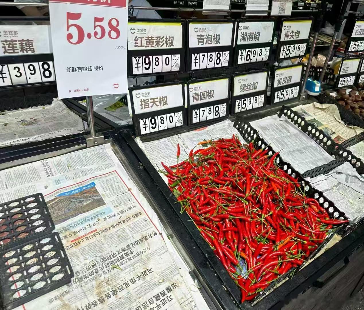据说商场的肉菜瓜果都卖完了「广东人的倔强」剩下的只有辣椒🌶台风桦加沙​​​