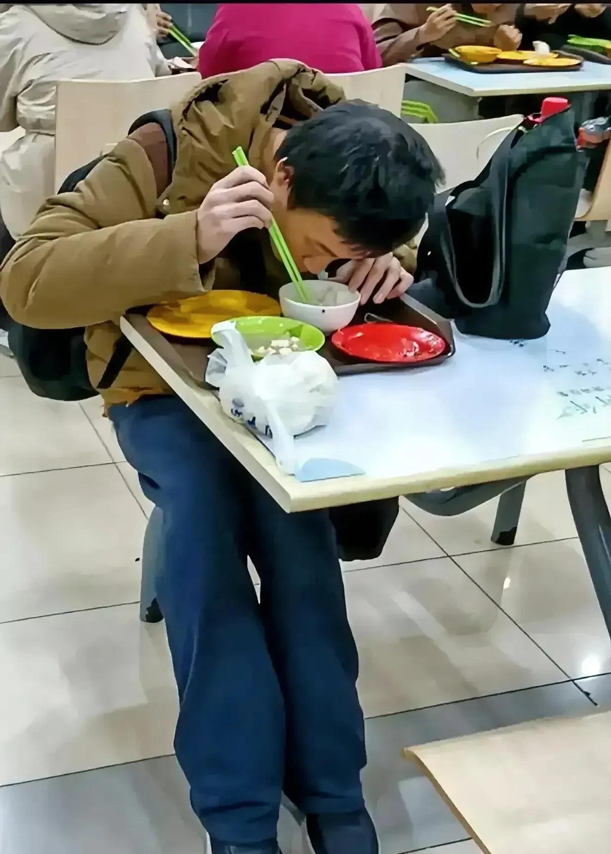 多些关心韦神，少打账号主意最近，“韦神”韦东奕开通短视频账号，几天粉丝就突破2