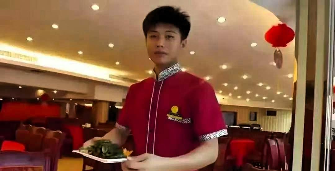 赚大发了!一男孩暑假去一家餐厅打暑假工，月工资1800元，万万没想到，男孩的妈妈