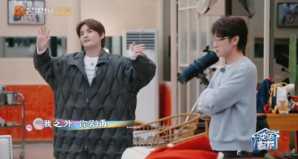 陈楚生画画合唱心都被净化了陈楚生抱着吉他温柔弹唱，和画画合唱《耍赖》的瞬间，时光