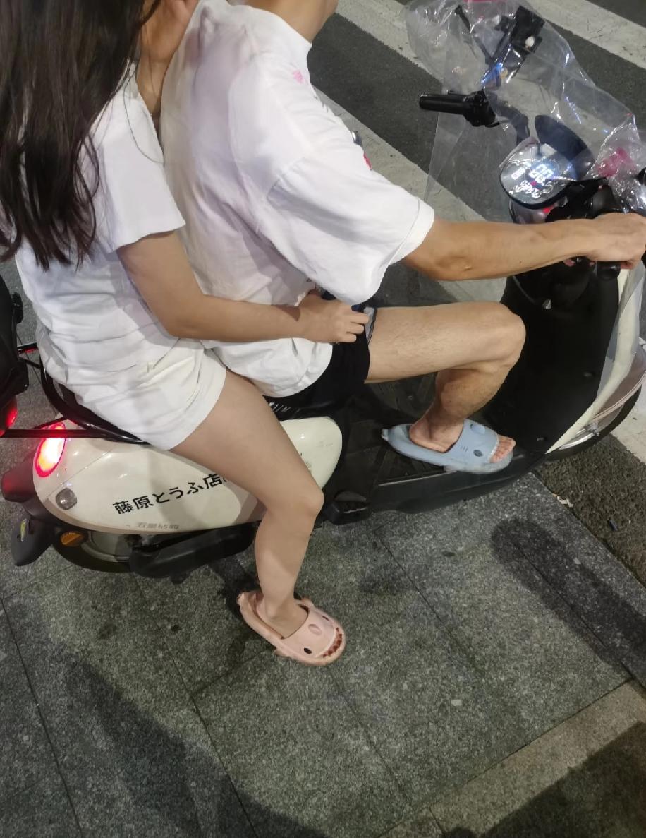 你们说为啥女生的大腿，看着普遍都比男生的粗呢？就像图里这样，明明两个人都不