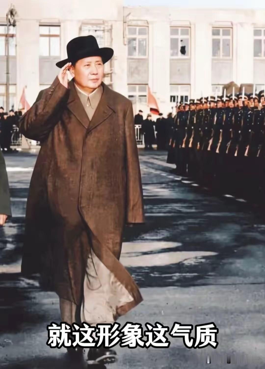 录毛主席访问苏联时的画面。照片出自苏联摄影师之手，是原汁原味的纪实影像。当年画
