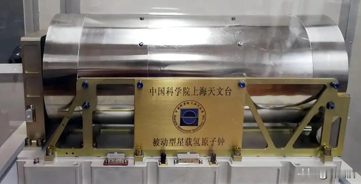 打仗时，西方爱用强电磁脉冲去晃对手的时钟，让导航变瞎。道理不复杂：老式原子钟看的