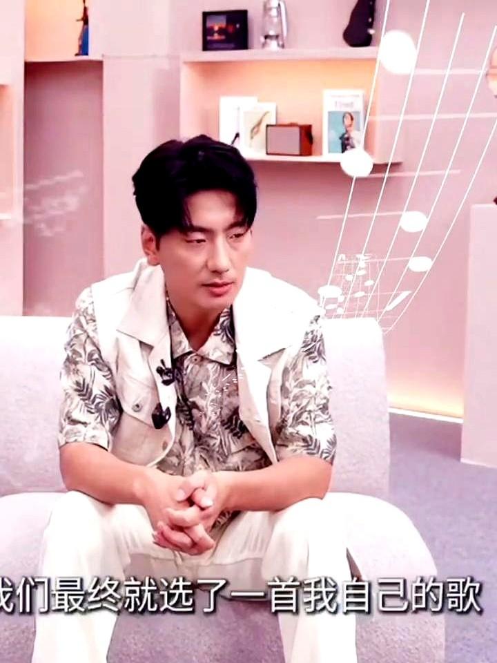 张碧晨这人情世故，算是玩明白了。海来阿木前脚刚走，她后脚一个电话就追过去，开