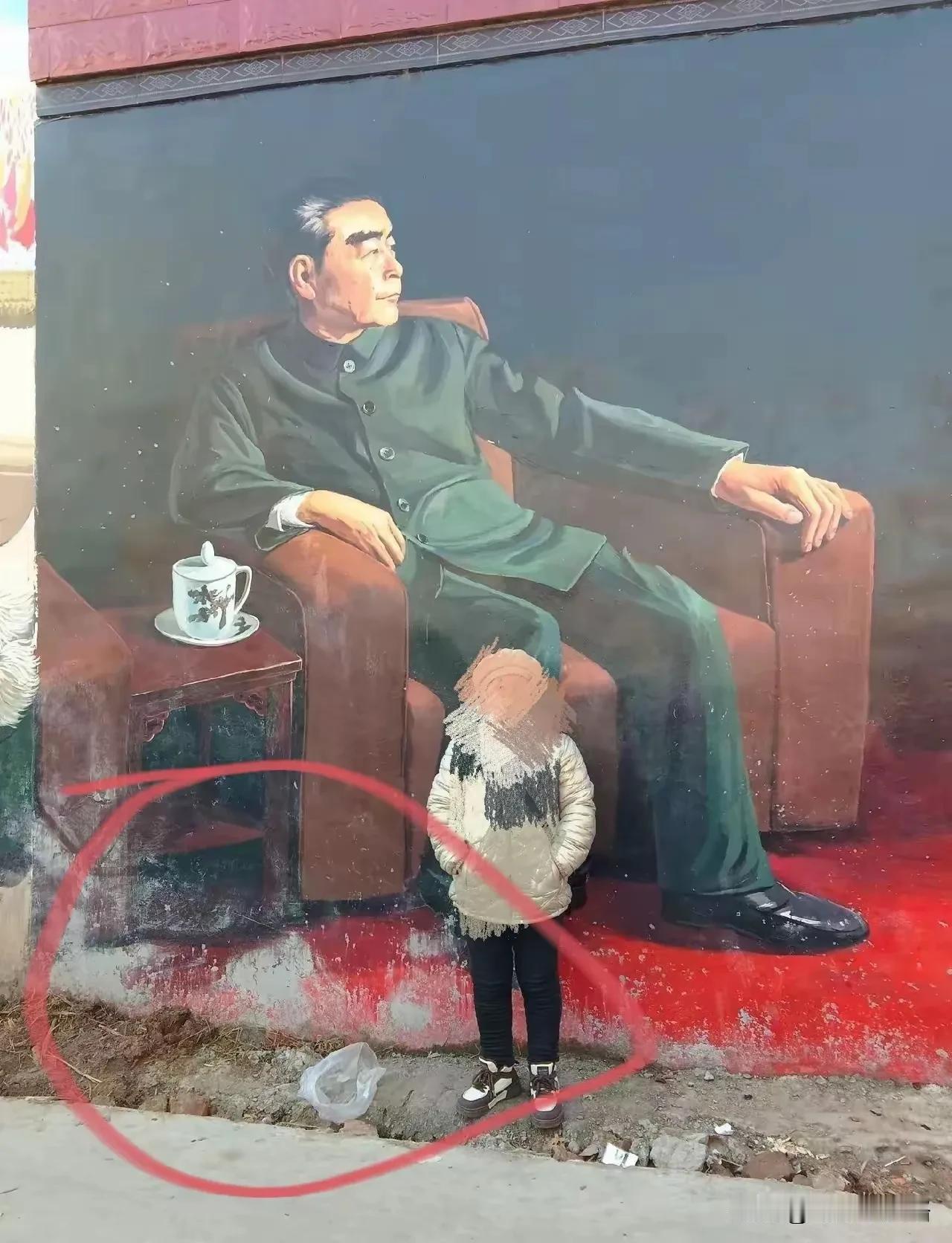 吴营村墙绘才火几天，就有人开始动手脚了真是寒心啊！吴承言刚用画笔为村里老人