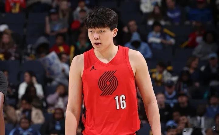 犯规危机！北京时间12月17日上午，被下放到发展联盟的杨瀚森跟随开拓者下属球队混